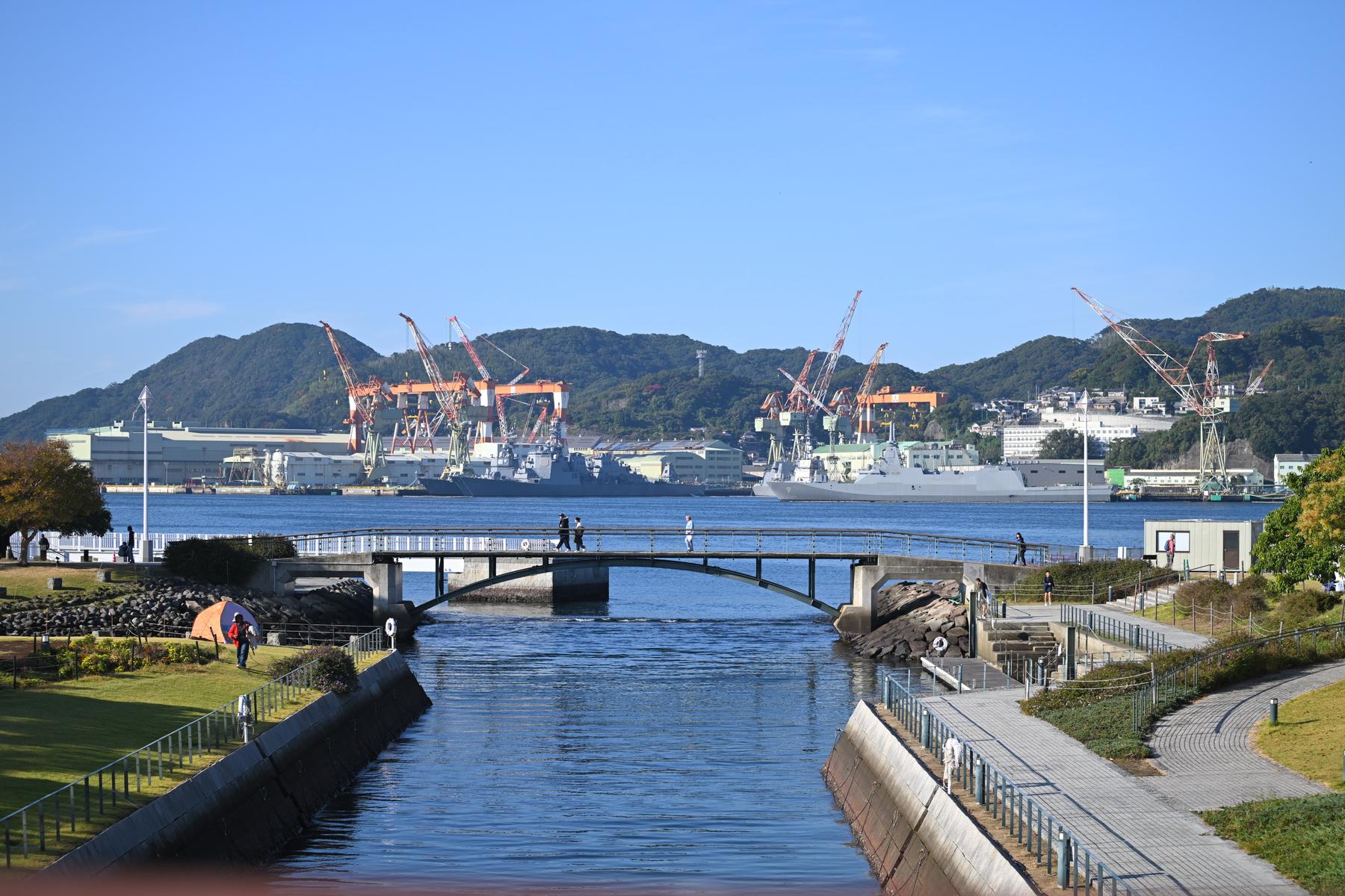 長崎水辺の森公園と対岸の造船所